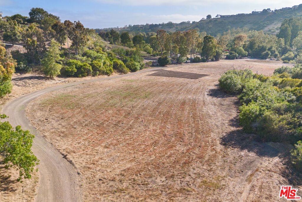 Image 4 of property listing at 5737 Bonsall Drive, Malibu, CA 90265