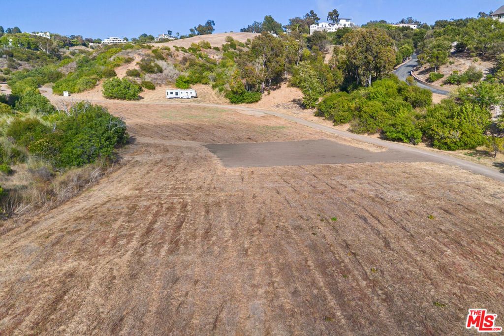 Image 6 of property listing at 5737 Bonsall Drive, Malibu, CA 90265