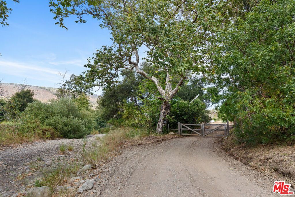 Image 8 of property listing at 5737 Bonsall Drive, Malibu, CA 90265