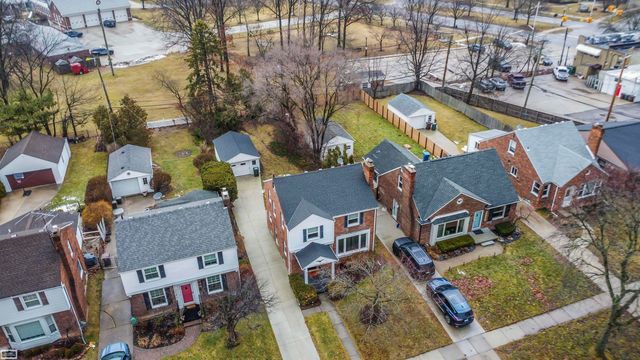 1744 Huntington Street, Grosse Pointe Woods, MI 48236