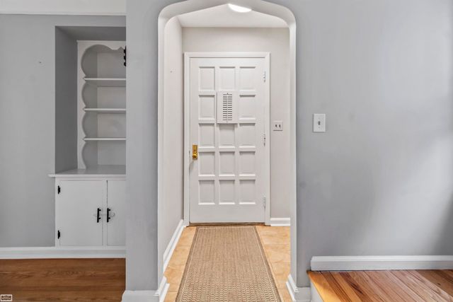 1744 Huntington Street, Grosse Pointe Woods, MI 48236