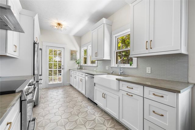 5118 N BRANCH AVENUE, Tampa, FL 33603