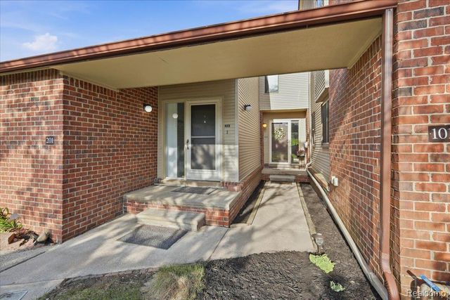 6680 Ridgefield Circle 101, West Bloomfield Charter Township, MI 48322