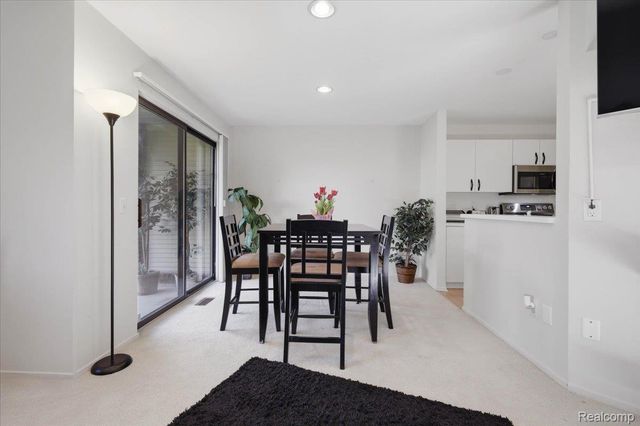 6680 Ridgefield Circle 101, West Bloomfield Charter Township, MI 48322