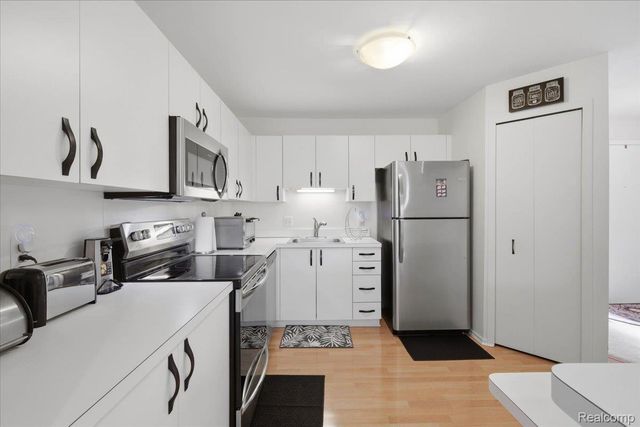6680 Ridgefield Circle 101, West Bloomfield Charter Township, MI 48322