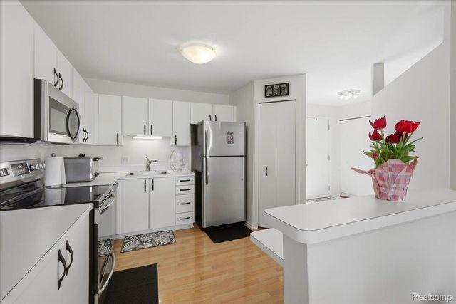 6680 Ridgefield Circle 101, West Bloomfield Charter Township, MI 48322
