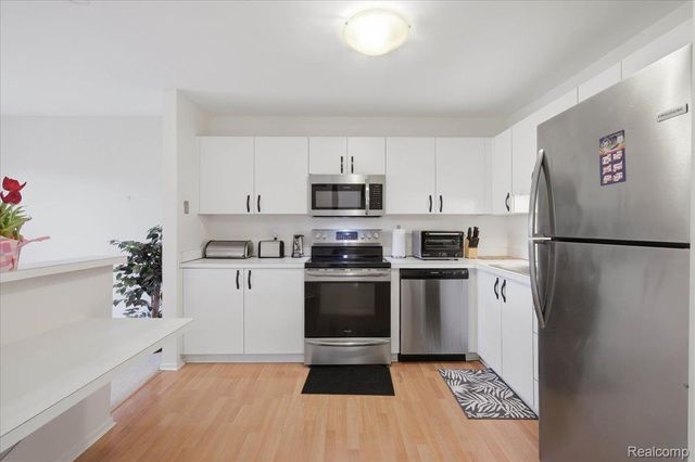 6680 Ridgefield Circle 101, West Bloomfield Charter Township, MI 48322