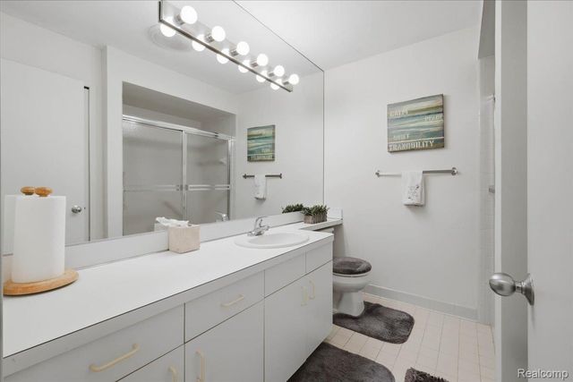 6680 Ridgefield Circle 101, West Bloomfield Charter Township, MI 48322