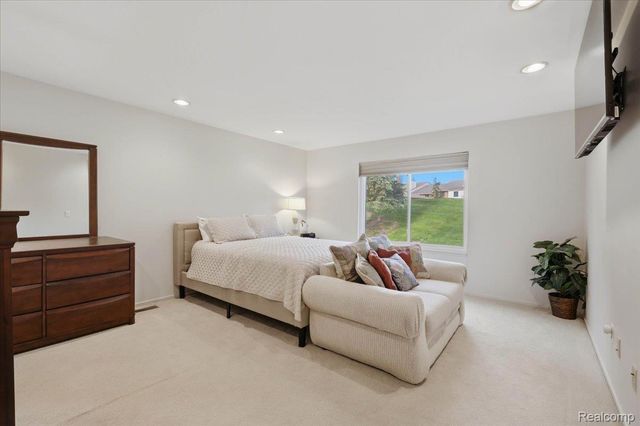 6680 Ridgefield Circle 101, West Bloomfield Charter Township, MI 48322