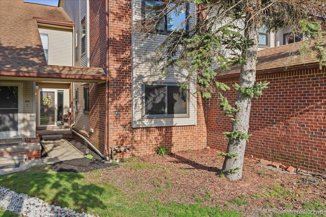 6680 Ridgefield Circle 101, West Bloomfield Charter Township, MI 48322
