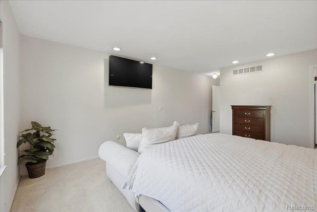 6680 Ridgefield Circle 101, West Bloomfield Charter Township, MI 48322