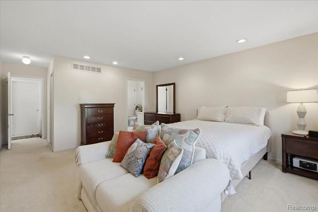 6680 Ridgefield Circle 101, West Bloomfield Charter Township, MI 48322