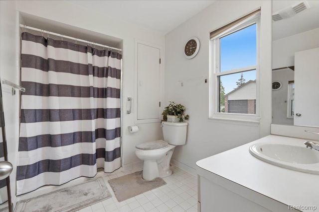6680 Ridgefield Circle 101, West Bloomfield Charter Township, MI 48322
