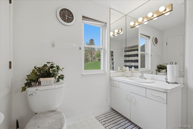 6680 Ridgefield Circle 101, West Bloomfield Charter Township, MI 48322