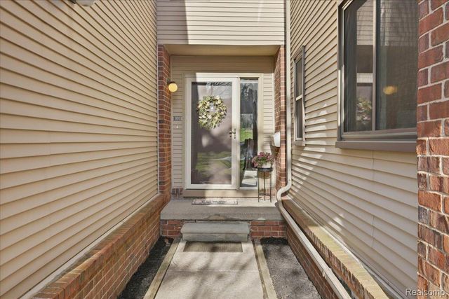 6680 Ridgefield Circle 101, West Bloomfield Charter Township, MI 48322