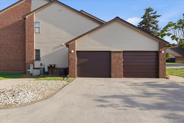 6680 Ridgefield Circle 101, West Bloomfield Charter Township, MI 48322