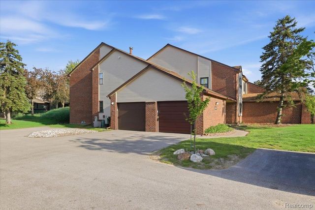 6680 Ridgefield Circle 101, West Bloomfield Charter Township, MI 48322