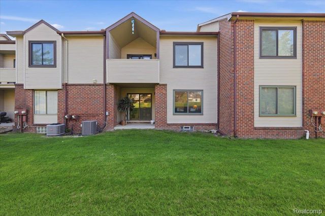 6680 Ridgefield Circle 101, West Bloomfield Charter Township, MI 48322
