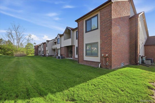 6680 Ridgefield Circle 101, West Bloomfield Charter Township, MI 48322