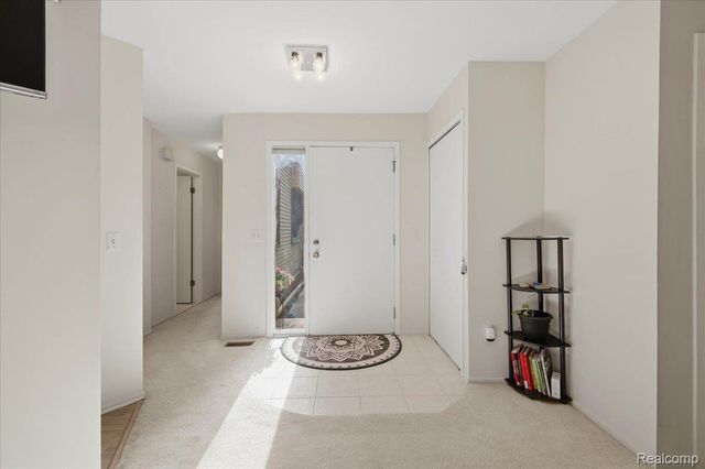 6680 Ridgefield Circle 101, West Bloomfield Charter Township, MI 48322