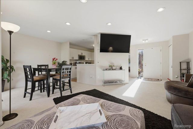 6680 Ridgefield Circle 101, West Bloomfield Charter Township, MI 48322
