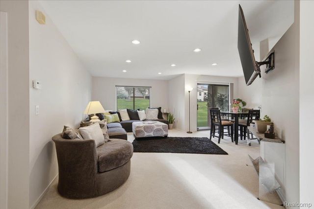6680 Ridgefield Circle 101, West Bloomfield Charter Township, MI 48322