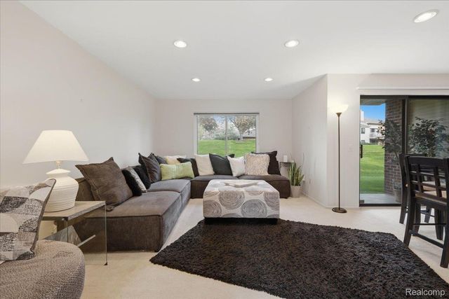 6680 Ridgefield Circle 101, West Bloomfield Charter Township, MI 48322