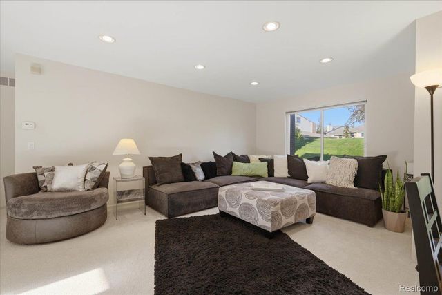 6680 Ridgefield Circle 101, West Bloomfield Charter Township, MI 48322