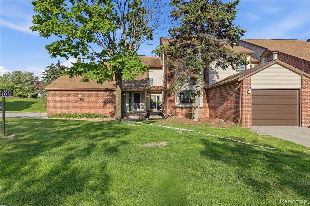 6680 Ridgefield Circle 101, West Bloomfield Charter Township, MI 48322