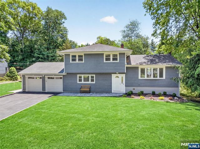 7 Willow Brook Road, Hillsdale, NJ 07642
