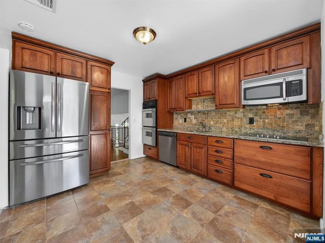 7 Willow Brook Road, Hillsdale, NJ 07642