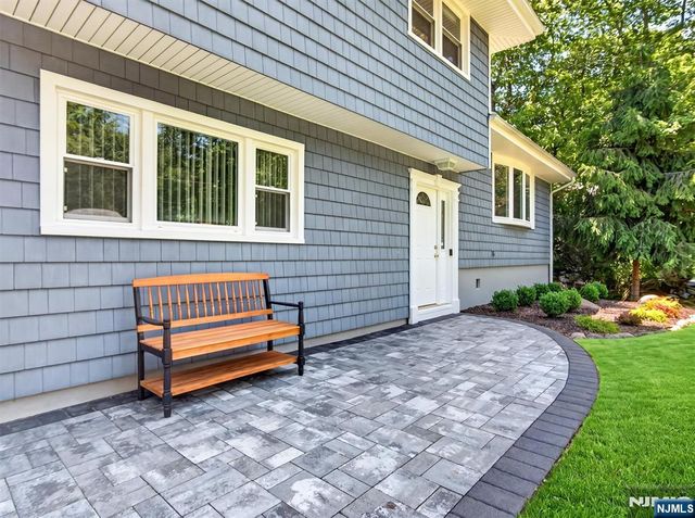 7 Willow Brook Road, Hillsdale, NJ 07642