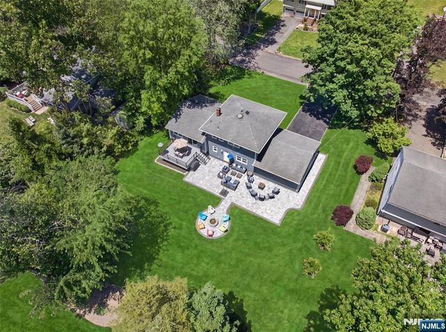 7 Willow Brook Road, Hillsdale, NJ 07642