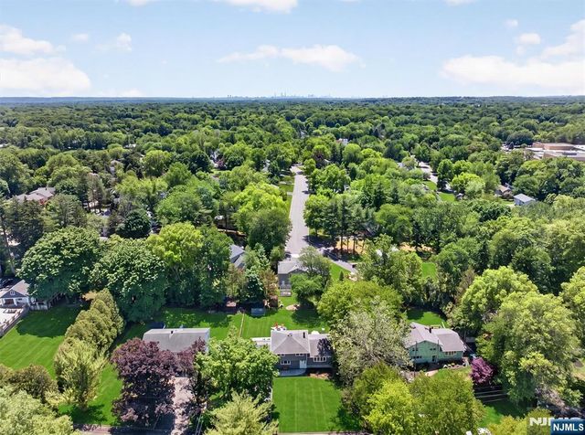 7 Willow Brook Road, Hillsdale, NJ 07642