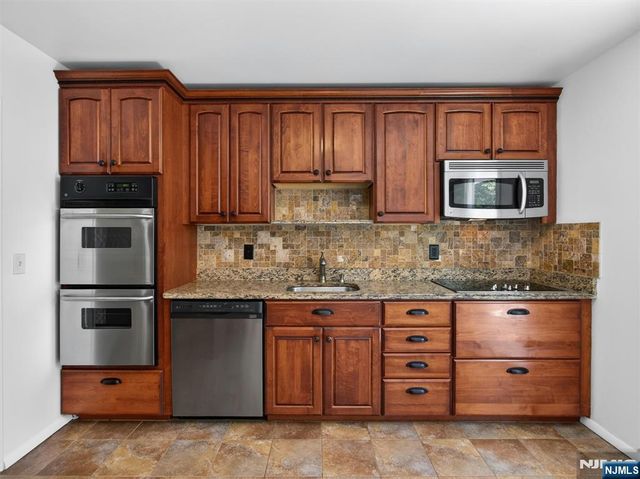 7 Willow Brook Road, Hillsdale, NJ 07642