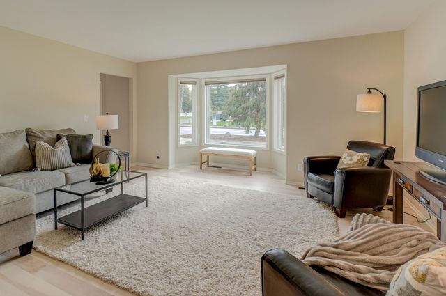 679 Marie Avenue W, Mendota Heights, MN 55118