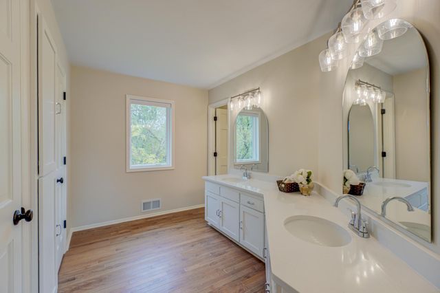 679 Marie Avenue W, Mendota Heights, MN 55118