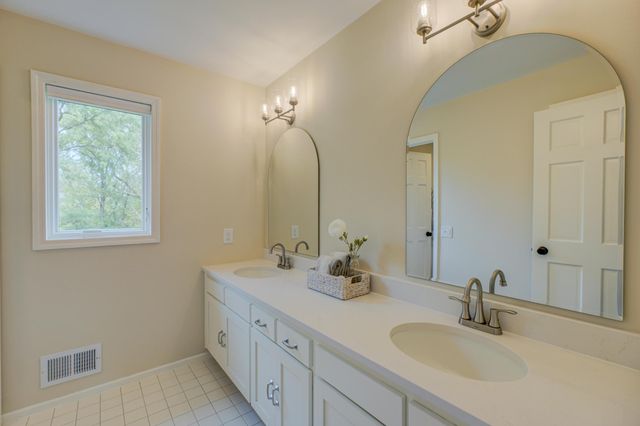 679 Marie Avenue W, Mendota Heights, MN 55118