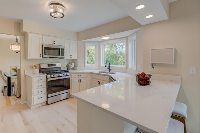 679 Marie Avenue W, Mendota Heights, MN 55118