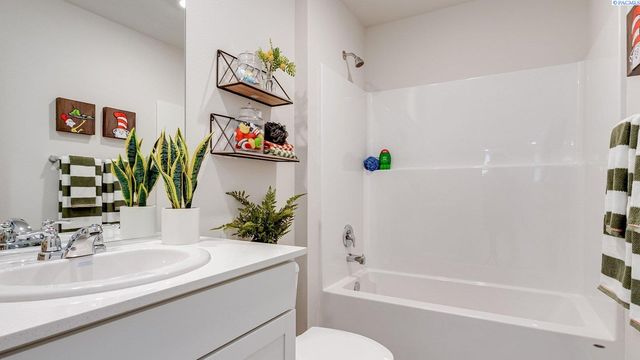 6421 Polar Dr, Pasco, WA 99301