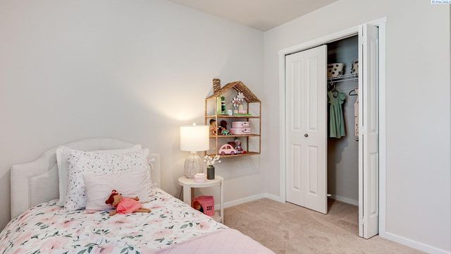 6421 Polar Dr, Pasco, WA 99301