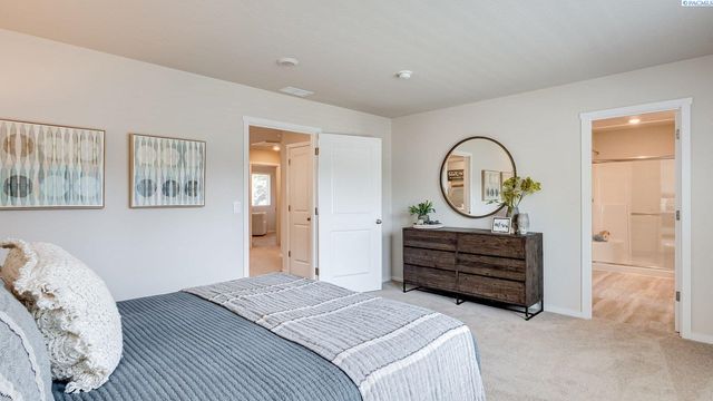 6421 Polar Dr, Pasco, WA 99301