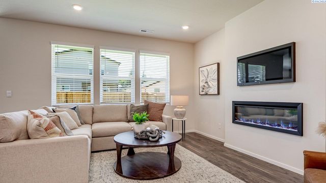 6421 Polar Dr, Pasco, WA 99301