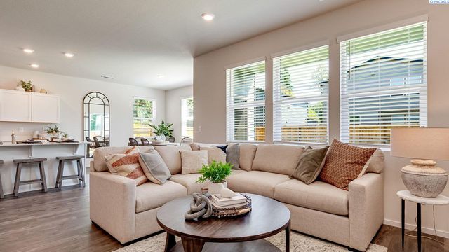 6421 Polar Dr, Pasco, WA 99301