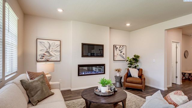 6421 Polar Dr, Pasco, WA 99301