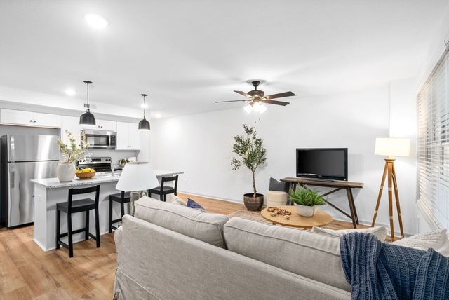 929 Center Rd Apt A, Clarksville, TN 37042