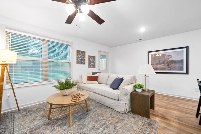 929 Center Rd Apt A, Clarksville, TN 37042