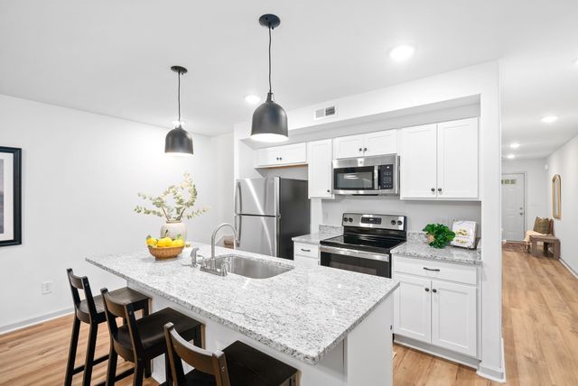 929 Center Rd Apt A, Clarksville, TN 37042