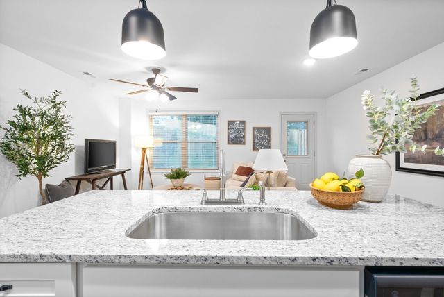 929 Center Rd Apt A, Clarksville, TN 37042