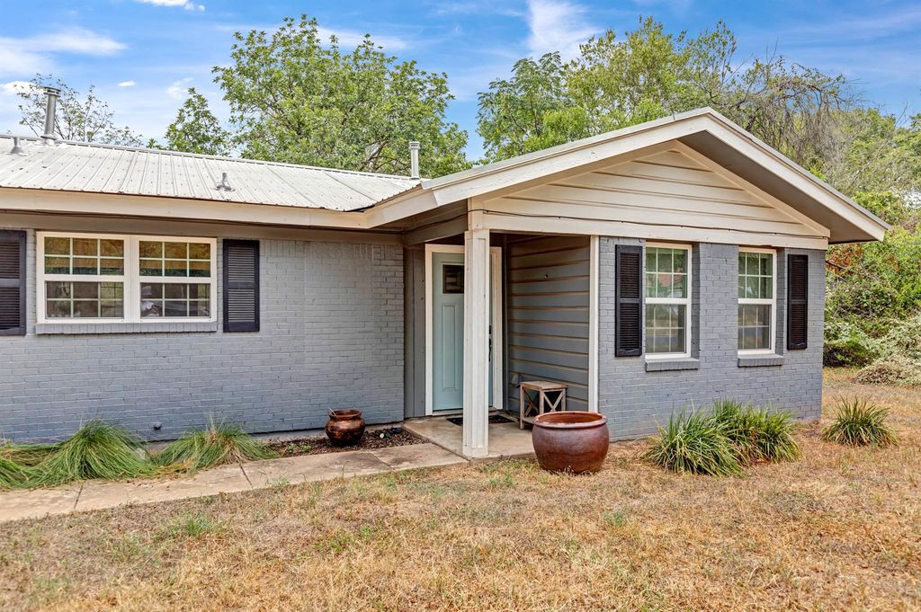 1607 Carter ST, Bastrop, TX 78602